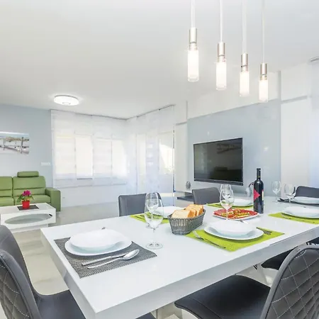 Gorgeous Home In Malinska 別荘