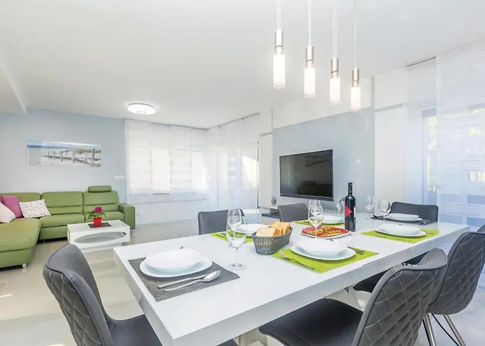 Cozy Home In Malinska بيت للعطل